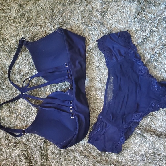 Victoria's Secret bombshell bra and panty set - Picture 4 of 4